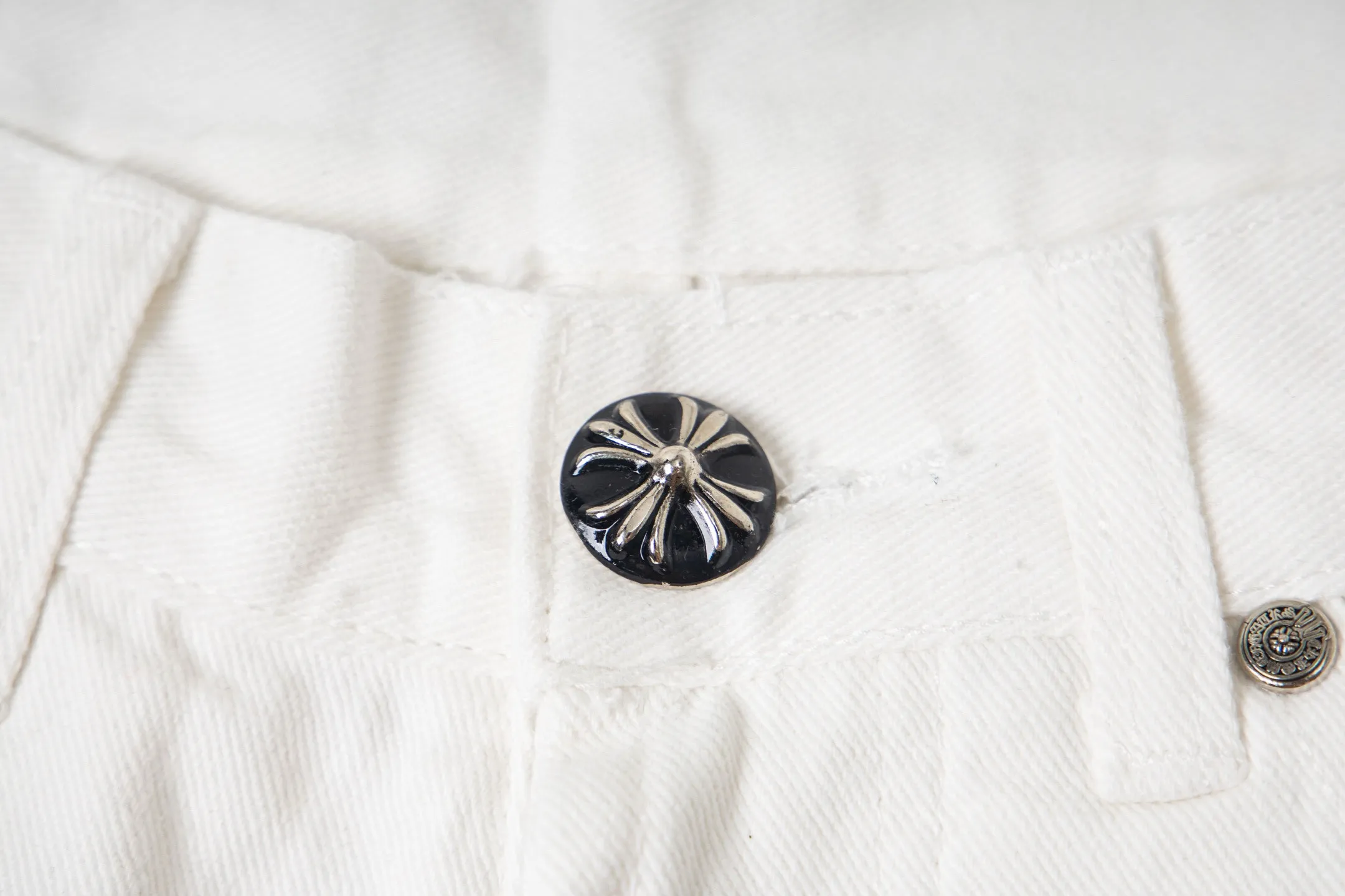 P230 💰 (Top version) Chrome Hearts/Chrome Hearts Classic white powder series colored leather cross washed color cloth unisex denim trousers Vibe style straight stacked god-level version Carbon fine bias denim color cloth Old vintage full set of hardware - Chrome Hearts white cow series The high version uses high-ounce customized fabrics, fermentation washing and soft color fixation, soft and thick to wear, the details are all made by hand-polished craftsmanship, all-over printed jacquard fabric Unique design style. Through multiple processes to create a full retro feel. Unique niche non-contrast shirt. Customized distressed spray-painted buttons. Craftsmanship in every detail. Color: white powder. Size: 28-30-32-34 (corresponding to S-M-L-XL)